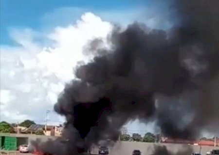 No pátio do DOF: Veículos apreendidos pegam fogo