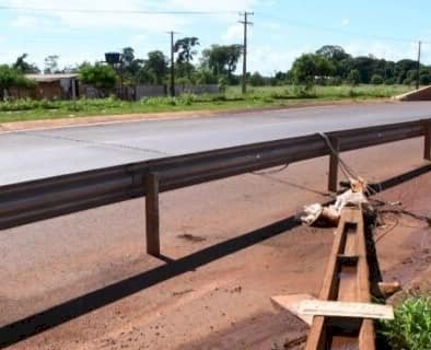 Postes despencam às margens da MS-156 e em rua do Greenvile; populares destacam perigo