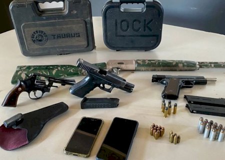 Dupla é presa por posse ilegal de arma de fogo, tráfico de drogas e maus tratos a animais