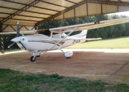 Bando invade fazenda, bloqueia sinal de celular e rouba avião