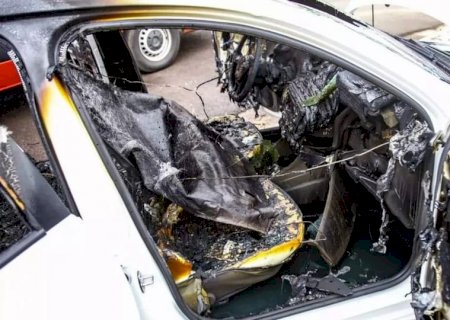 Motorista é esfaqueado e tem carro incendiado por 2 travestis