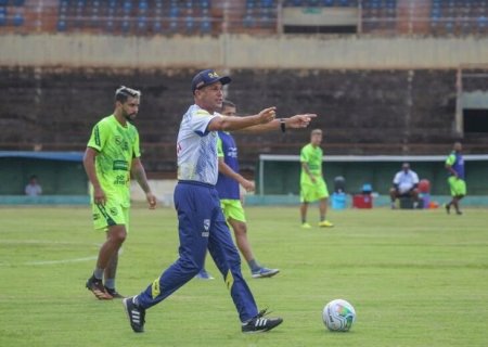 Dourados AC treina no Estádio Douradão para jogo de domingo