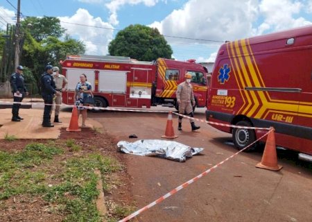 Ciclista morre atropelado por caminhão em cruzamento no Parque Nova Dourados