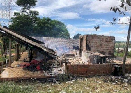 Suspeito de matar homem em assentamento é identificado e tem casa incendiada