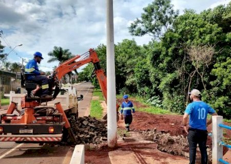 Sanesul trabalha para conter erosão em ponte nova