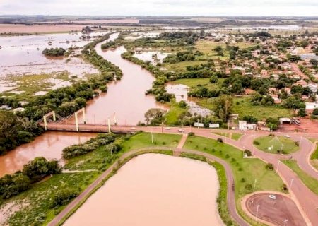 Ilha do Sol fica submersa com a cheia do Rio Dourados que transborda em Fátima do Sul