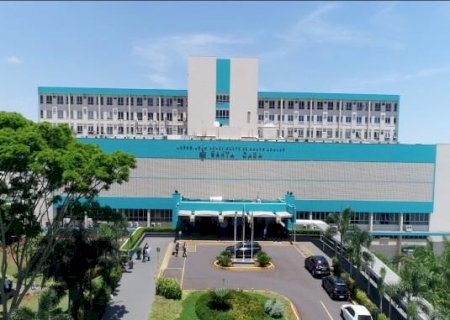 Bebê de 1 ano é internado em estado grave com clavículas quebradas; mãe e padrasto estão presos