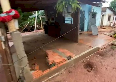 Chuva em Ponta Porã deixa famílias desabrigadas, arrasta carro e destrói ruas