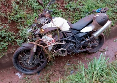 BMW com placa de Dourados cai em valeta no PR e motociclista morre