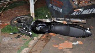 Moto que estaria em ‘racha’ atinge caçamba ao desviar de carro e duas pessoas morrem