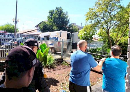 Promotor denuncia 3 agentes acusados de levar armas e drogas para presos