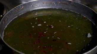 Bêbada, mulher joga óleo quente de cozinha em marido enquanto ele dormia
