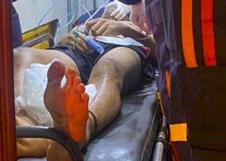 Dupla de moto tenta matar cunhados a tiros em Dourados; um está em estado gravíssimo