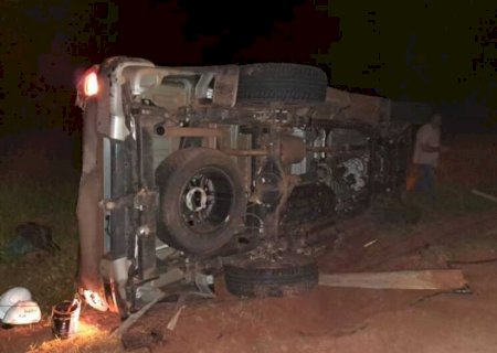 Pai e filho morrem em capotamento de caminhonete na BR-060