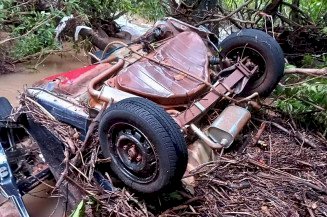 Motorista morre dentro de carro depois de ser arrastado por enxurrada