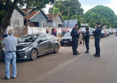 Empresário é encontrado morto dentro do carro e suspeita é de suicídio