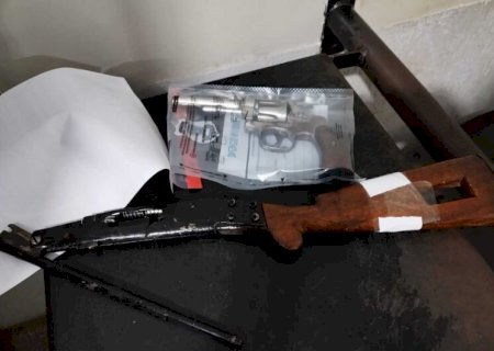 Dupla vai até bar matar desafeto, mas arma falha no momento dos disparos