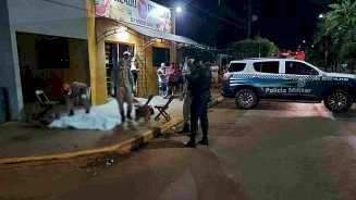 Homem é executado com cinco tiros em frente de comércio