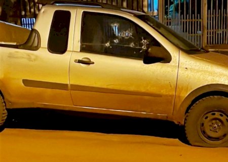 Homem é executado por pistoleiro dentro do carro