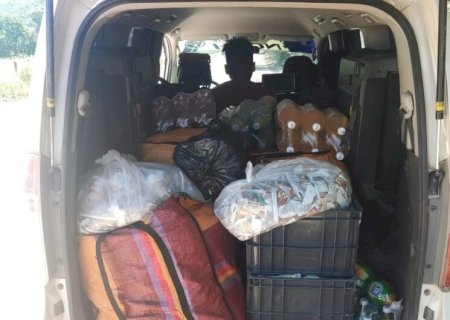 Polícia apreende produtos de contrabando em van boliviana