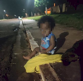 Bebê de 10 meses é encontrado sozinho na rua de madrugada