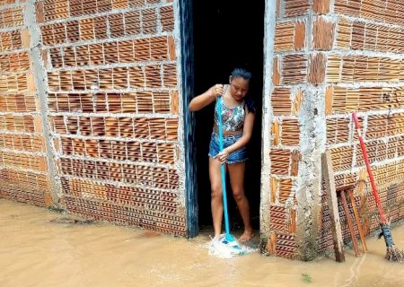 Chuvas invadem casas na aldeia Jaguapiru