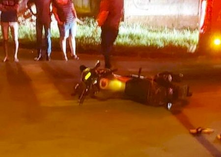 Durante fuga, motociclista com adolescente na garupa sofre queda e acaba detido