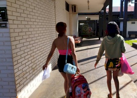 Jovem e adolescente são presas com quase 50 quilos de drogas na mala