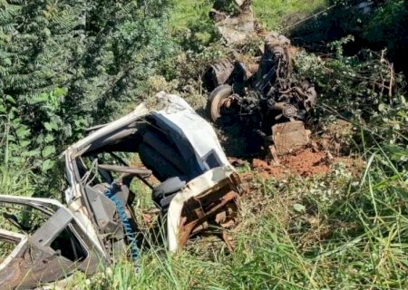 Jovem morre após caminhão cair em ribanceira em rodovia de MS
