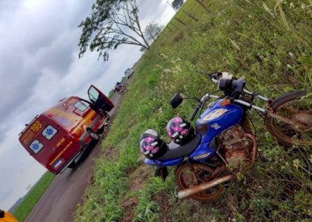 Jovens ficam feridas após motocicleta colidir em ema