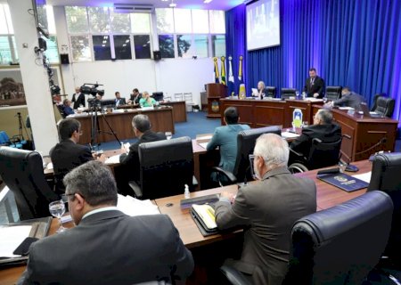 Câmara faz duas sessões e aprova nove projetos de lei