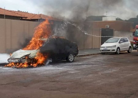 Incêndio destrói veículo na rua Ciro Melo