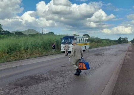 Susto; criança de 9 anos cai de ônibus escolar em rodovia