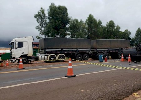 Motorista de 49 anos invade pista contrária, colide em carreta e morre preso às ferragens
