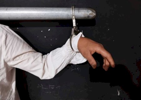 Homem estoura porta de loja para furtar caixas de som e acaba preso