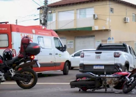 Motociclista é socorrida em estado grave após atingir utilitário