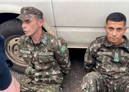 ‘Soldados falsos’ são presos com quase uma tonelada e meia de maconha