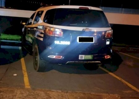Casal pede pausa para urinar e ataca motorista de aplicativo para roubar carro