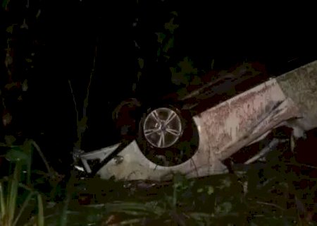 Capotamento termina com três pessoas feridas, entre elas uma criança