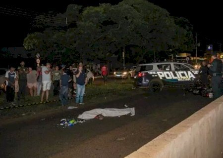 Motociclista morre atropelado por carreta ao tentar desviar de buraco