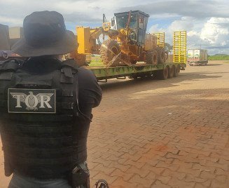 PMR recupera motoniveladora furtada e prende condutor de caminhão prancha