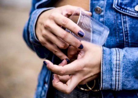 Armado com faca, bandido invade loja e estupra mulher no banheiro