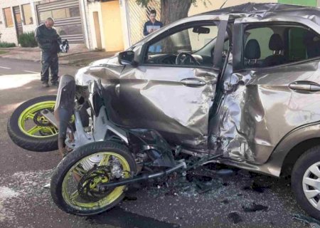 Motociclista fica inconsciente após bater em alta velocidade em carro que saía de garagem