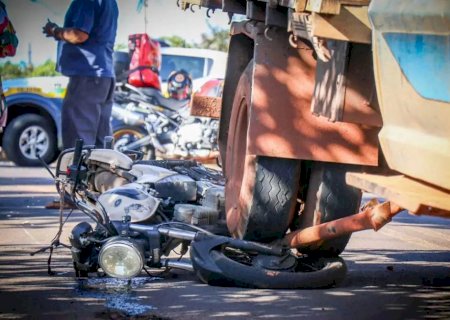 Motociclista é arrastado por 12 metros em acidente com caminhão