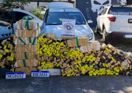 Após furar bloqueio policial, traficante abandona veículo com quase R$ 700 kg de maconha