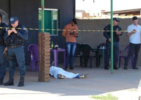 Homem é executado a tiros enquanto almoçava em restaurante