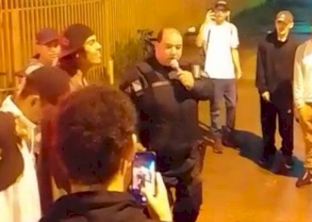 Da periferia de Dourados, PM participa de batalha de rap com jovens em praça