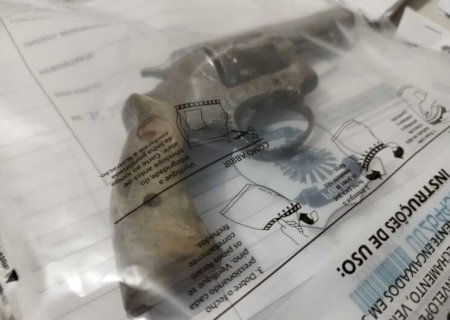 Adolescente 'se exibe' com arma em rede social e acaba denunciado por parentes