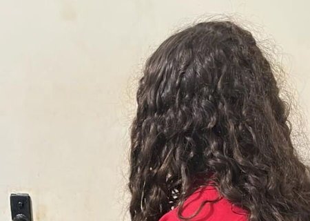 Mulher é presa tentando levar cocaína em fundo falso de mala