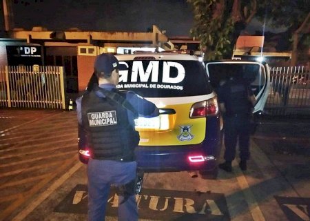 ‘Vesgo’ é preso pela Guarda Municipal após tentar furtar carro e loja em Dourados